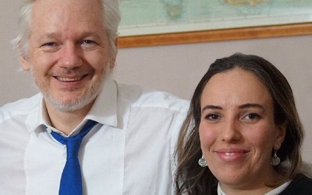 Camilla Fabri felicita al matrimonio Morris y Assange