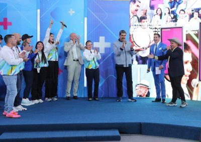 Presidente de Venezuela Nicolás Maduro junto a participantes del programa Factor M junto a Camilla Fabri, productora y Wiston Vallenilla