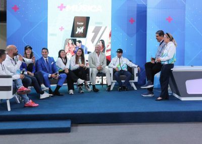 Nicolás Maduro y Cilia Flores comparten con participante y productores del programa Factor M